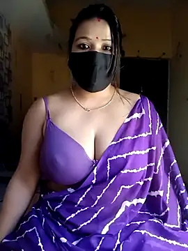 Snapshot of Radhikadavi879 chatting on 09-25-25, 07:01 Radhikadavi879 online show from 09-25-25, 07:01