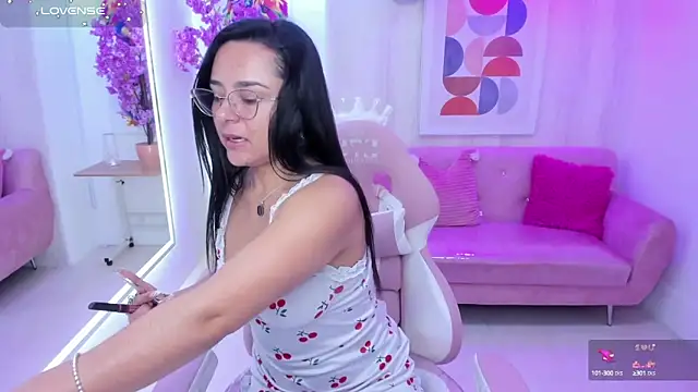 Snapshot of Tiara_rr chatting on 09-20-25, 07:48 Tiara rr online show from 09-20-25, 07:48