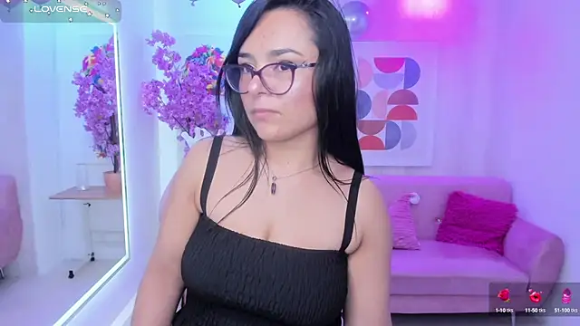 Snapshot of Tiara_rr chatting on 09-22-25, 07:27 Tiara rr online show from 09-22-25, 07:27