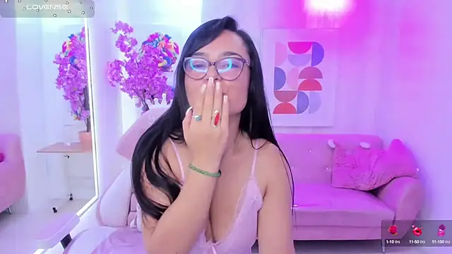 Snapshot of Tiara_rr chatting on 09-23-25, 07:28 Tiara rr online show from 09-23-25, 07:28