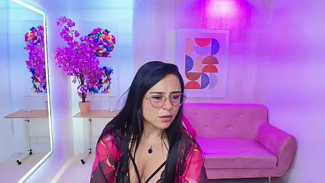 Snapshot of Tiara_rr chatting on 09-30-25, 07:41 Tiara rr online show from 09-30-25, 07:41