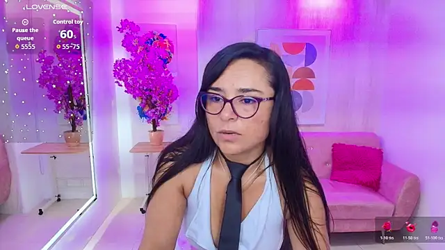 Snapshot of Tiara_rr chatting on 10-21-25, 07:36 Tiara rr online show from 10-21-25, 07:36