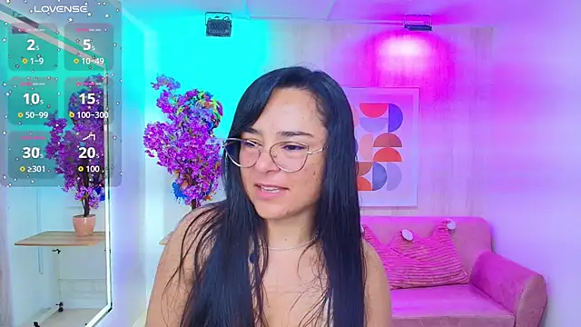 Snapshot of Tiara_rr chatting on 10-26-25, 12:33 Tiara rr online show from 10-26-25, 12:33