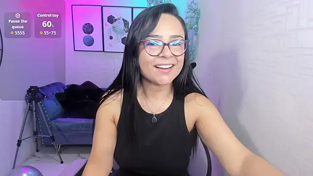 Snapshot of Tiara_rr chatting on 05-20-26, 04:07 Tiara rr online show from 05-20-26, 04:07