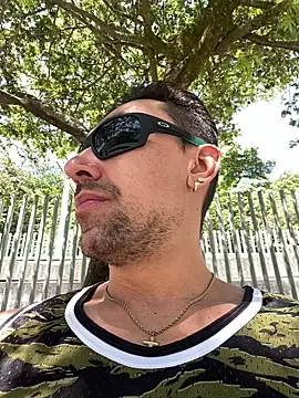 Snapshot of dantedesirexx chatting on 05-20-26, 03:40 dantedesirexx online show from 05-20-26, 03:40