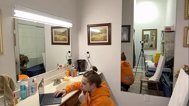 Snapshot of DaddydayDrinkzz chatting on 02-15-25, 04:25 DaddydayDrinkzz online show from 02-15-25, 04:25