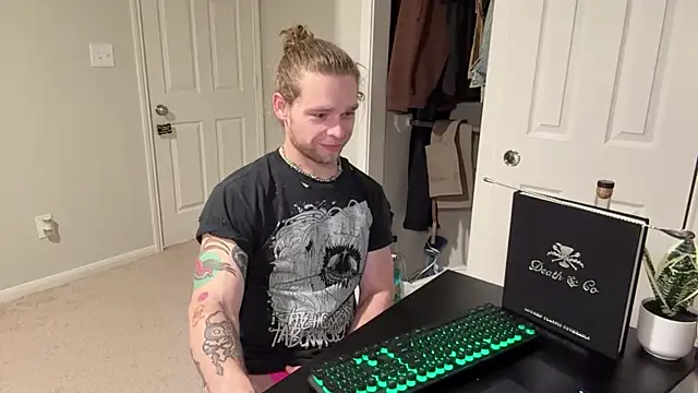 Snapshot of DaddydayDrinkzz chatting on 03-16-25, 05:25 DaddydayDrinkzz online show from 03-16-25, 05:25