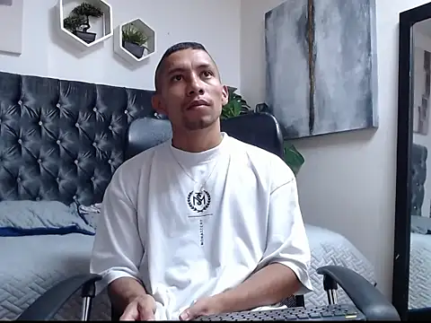 Snapshot of richar_voller chatting on 10-20-25, 11:21 richar voller online show from 10-20-25, 11:21