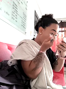 evafoxs online show from 12-19-25, 12:23