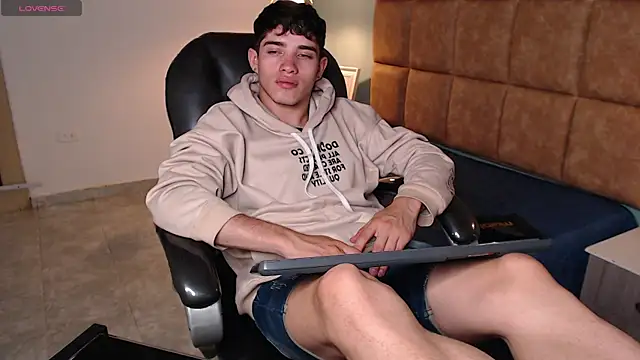 Snapshot of AlejooTwink chatting on 02-09-25, 07:19 AlejooTwink online show from 02-09-25, 07:19