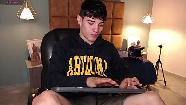 Snapshot of AlejooTwink chatting on 02-10-25, 04:04 AlejooTwink online show from 02-10-25, 04:04