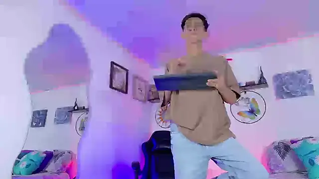 Noah tyler  online show from 10-02-25, 07:32