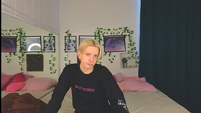 Snapshot of Ron_Vils chatting on 01-13-25, 06:06 Ron Vils online show from 01-13-25, 06:06