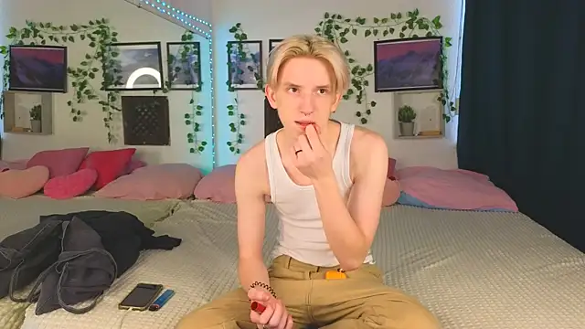 Snapshot of Ron_Vils chatting on 01-16-25, 06:03 Ron Vils online show from 01-16-25, 06:03