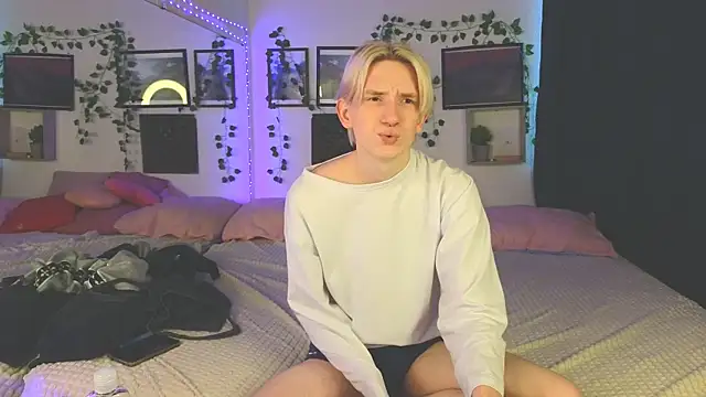 Snapshot of Ron_Vils chatting on 01-18-25, 05:41 Ron Vils online show from 01-18-25, 05:41