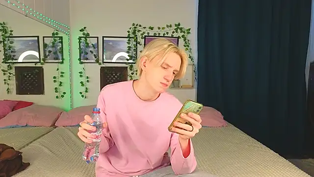 Snapshot of Ron_Vils chatting on 01-22-25, 05:59 Ron Vils online show from 01-22-25, 05:59