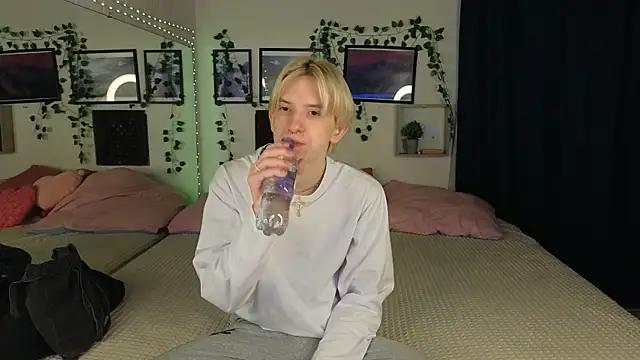 Snapshot of Ron_Vils chatting on 01-25-25, 02:37 Ron Vils online show from 01-25-25, 02:37