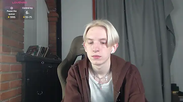 Snapshot of Ron_Vils chatting on 02-15-25, 01:38 Ron Vils online show from 02-15-25, 01:38