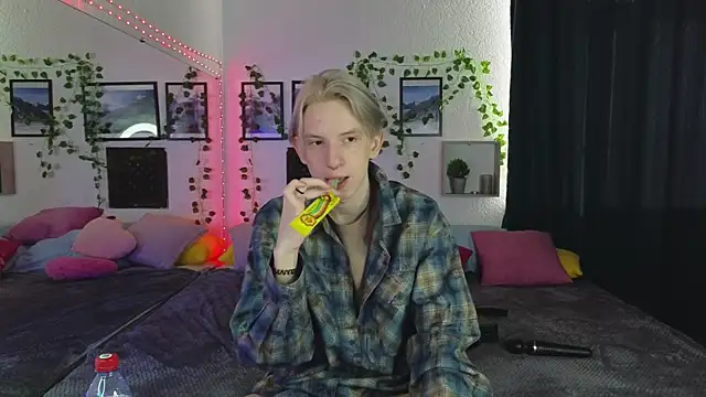 Snapshot of Ron_Vils chatting on 03-13-25, 04:38 Ron Vils online show from 03-13-25, 04:38