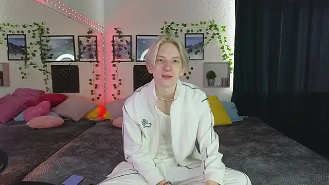 Snapshot of Ron_Vils chatting on 03-14-25, 04:43 Ron Vils online show from 03-14-25, 04:43