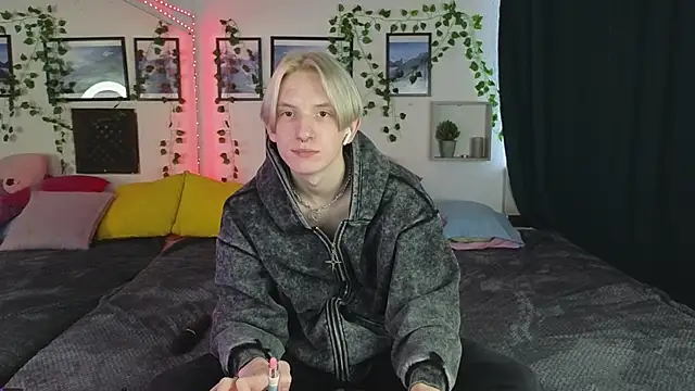 Snapshot of Ron_Vils chatting on 03-16-25, 03:47 Ron Vils online show from 03-16-25, 03:47