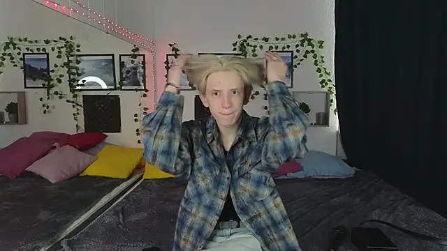 Snapshot of Ron_Vils chatting on 03-17-25, 02:52 Ron Vils online show from 03-17-25, 02:52