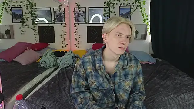 Snapshot of Ron_Vils chatting on 03-17-25, 05:56 Ron Vils online show from 03-17-25, 05:56