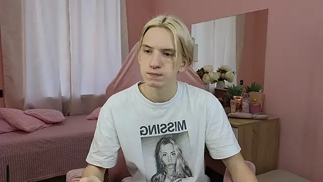 Snapshot of Ron_Vils chatting on 10-21-25, 08:37 Ron Vils online show from 10-21-25, 08:37