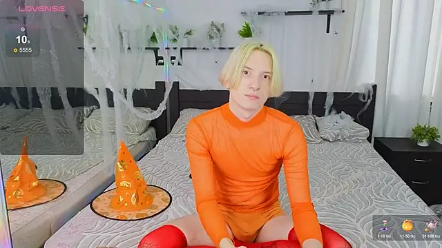 Snapshot of Ron_Vils chatting on 10-31-25, 06:25 Ron Vils online show from 10-31-25, 06:25