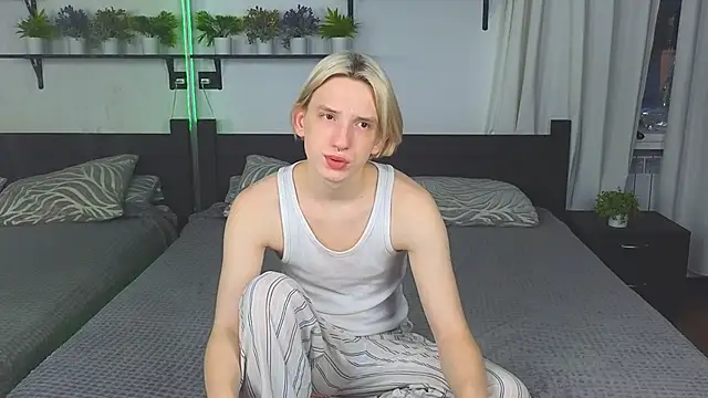 Snapshot of Ron_Vils chatting on 11-21-25, 10:25 Ron Vils online show from 11-21-25, 10:25