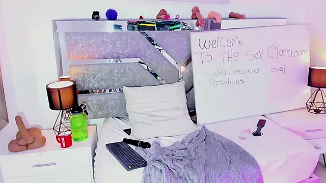 Slut Milf  online show from 04-28-26, 02:27