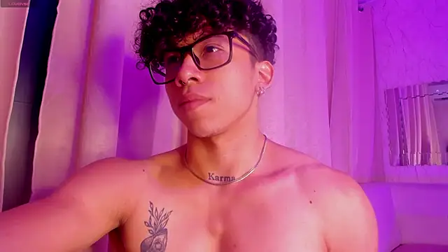 Snapshot of AkazaBoy_ chatting on 11-21-25, 04:33 AkazaBoy online show from 11-21-25, 04:33