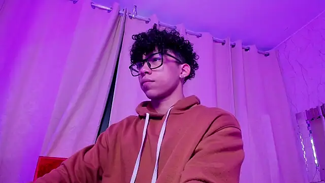 Snapshot of AkazaBoy_ chatting on 12-18-25, 04:40 AkazaBoy online show from 12-18-25, 04:40