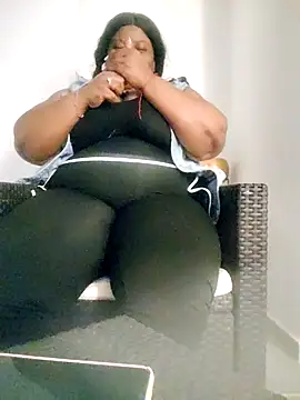 Snapshot of Leidy_quin chatting on 12-15-25, 01:21 Leidy quin online show from 12-15-25, 01:21