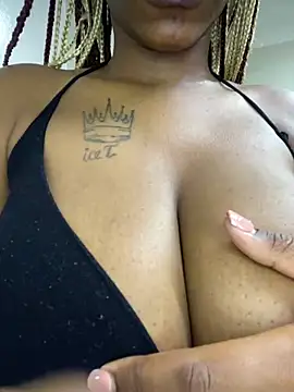 Snapshot of BeautyAuroa chatting on 03-08-25, 04:01 BeautyAuroa online show from 03-08-25, 04:01