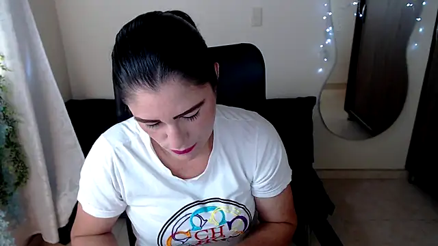 Snapshot of LUCY_LI chatting on 12-06-24, 12:27 LUCY LI online show from 12-06-24, 12:27