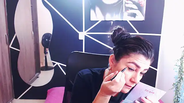 Snapshot of LUCY_LI chatting on 01-16-25, 01:04 LUCY LI online show from 01-16-25, 01:04