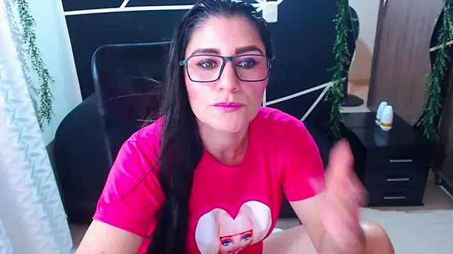 Snapshot of LUCY_LI chatting on 03-06-25, 06:26 LUCY LI online show from 03-06-25, 06:26