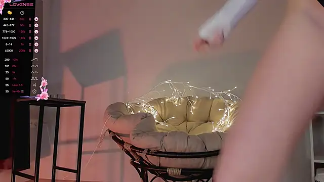 Snapshot of Lili_Roze_ chatting on 01-07-25, 12:45 Lili Roze online show from 01-07-25, 12:45