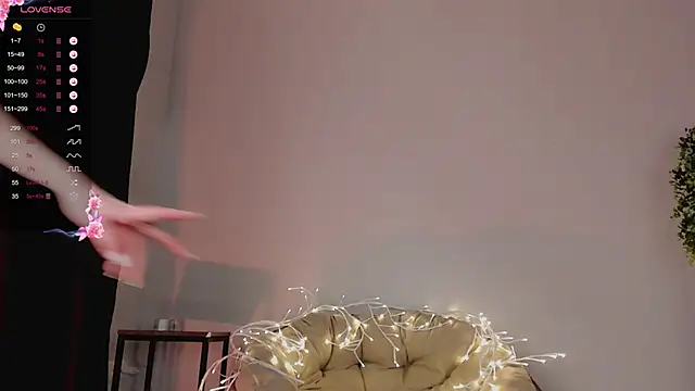 Snapshot of Lili_Roze_ chatting on 01-08-25, 09:12 Lili Roze online show from 01-08-25, 09:12