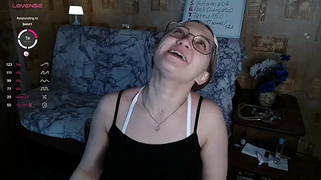 Snapshot of Miatiny chatting on 12-01-24, 04:29 Miatiny online show from 12-01-24, 04:29