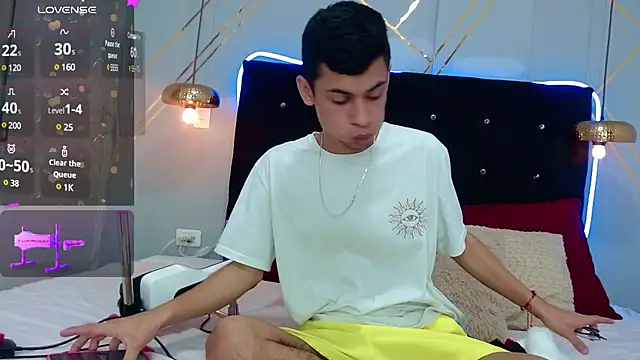 Snapshot of Oliver_king_sex chatting on 12-30-24, 02:40 Oliver king sex online show from 12-30-24, 02:40