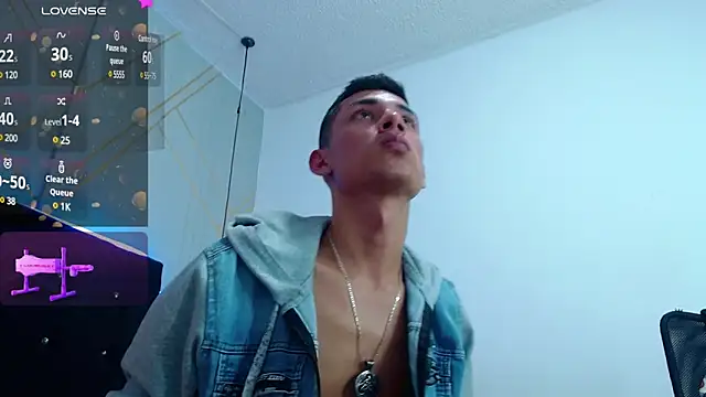 Snapshot of Oliver_king_sex chatting on 01-13-25, 10:56 Oliver king sex online show from 01-13-25, 10:56