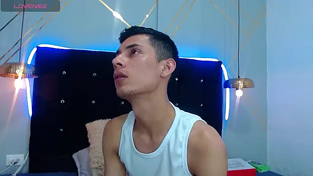 Snapshot of Oliver_king_sex chatting on 01-20-25, 11:10 Oliver king sex online show from 01-20-25, 11:10