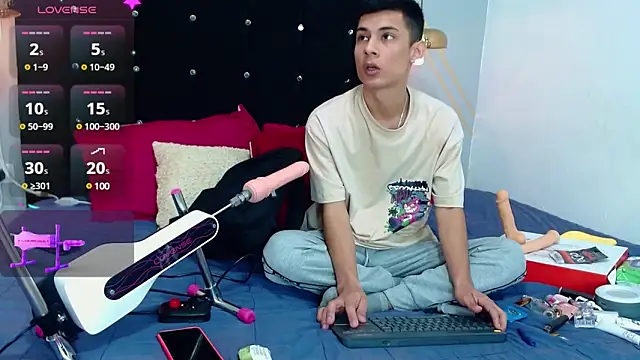 Snapshot of Oliver_king_sex chatting on 01-22-25, 02:46 Oliver king sex online show from 01-22-25, 02:46