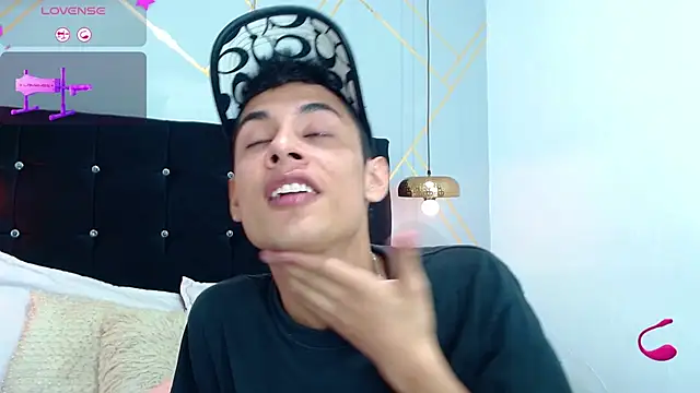 Snapshot of Oliver_king_sex chatting on 02-01-25, 03:28 Oliver king sex online show from 02-01-25, 03:28