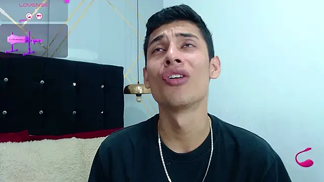 Snapshot of Oliver_king_sex chatting on 02-06-25, 03:41 Oliver king sex online show from 02-06-25, 03:41