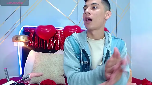 Snapshot of Oliver_king_sex chatting on 02-15-25, 05:39 Oliver king sex online show from 02-15-25, 05:39