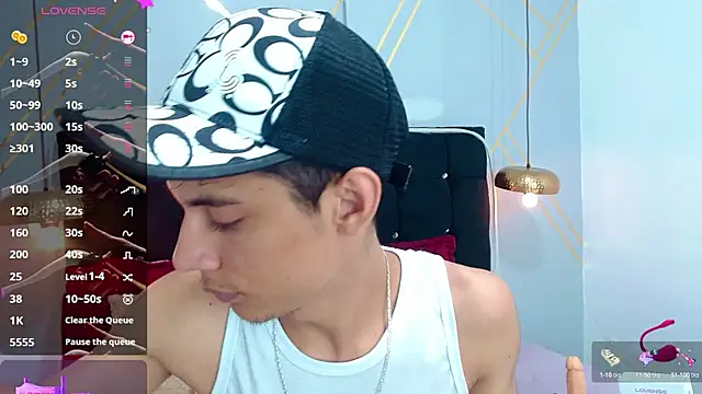 Snapshot of Oliver_king_sex chatting on 03-08-25, 05:33 Oliver king sex online show from 03-08-25, 05:33