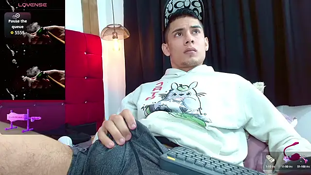 Snapshot of Oliver_king_sex chatting on 10-03-25, 03:42 Oliver king sex online show from 10-03-25, 03:42